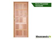 Porta Pivotante de Madeira na Vila Andrade